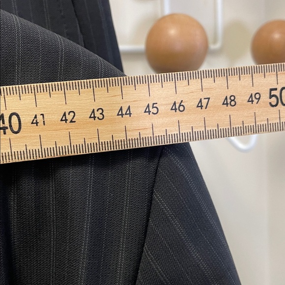 Hugo Boss Charcoal Pinstripe Men's Suit - 36 - Picture 11 of 16
